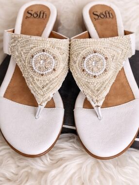 Söfft Beaded White leatherl Low Stacked Heel Sandala 9.5 NEW